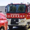 Los Bombers trabajan para extinguir un incendio en la UAB que ha afectado a un laboratorio